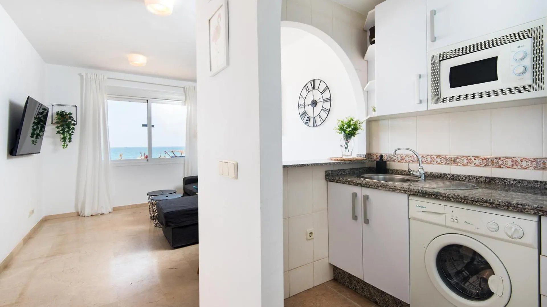 Madeinterranean Beach- Higueron Front Line Apartment فوينخيرولا