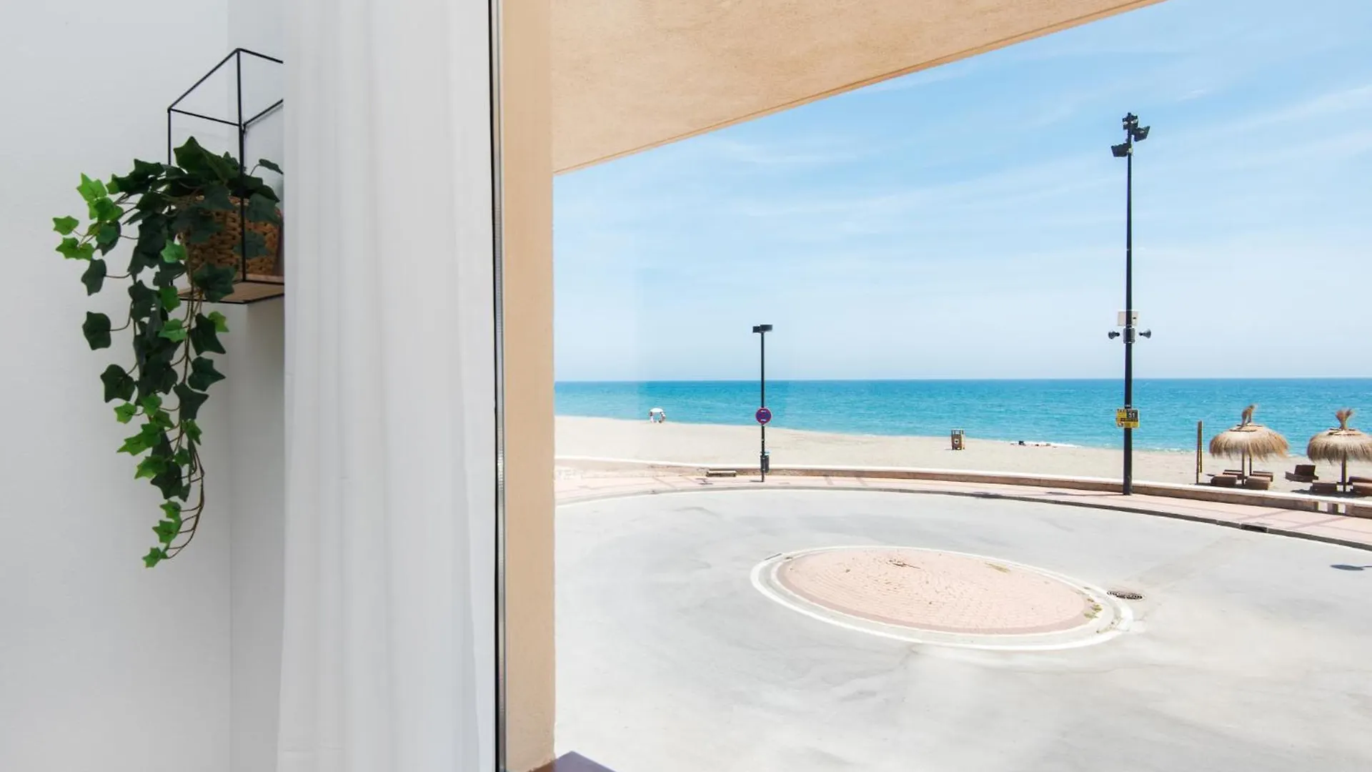 Madeinterranean Beach- Higueron Front Line Apartment فوينخيرولا