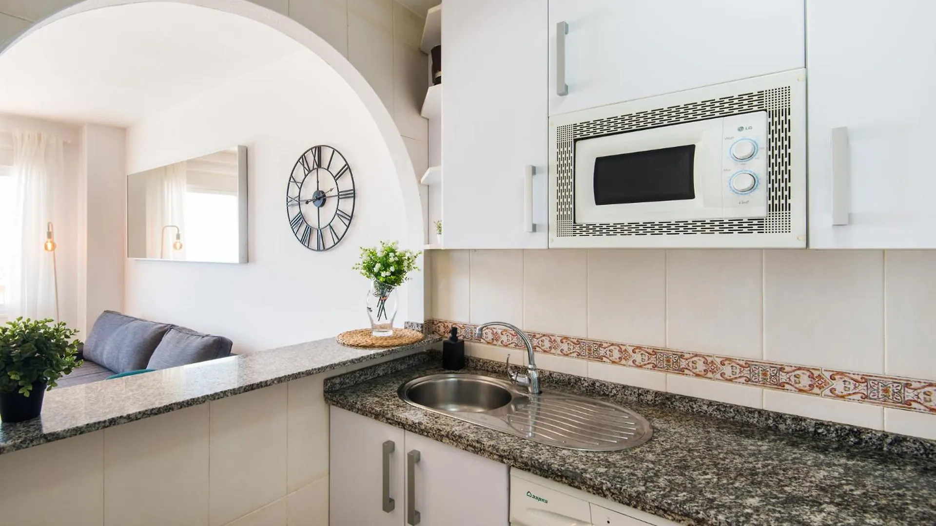 Madeinterranean Beach- Higueron Front Line Apartment فوينخيرولا
