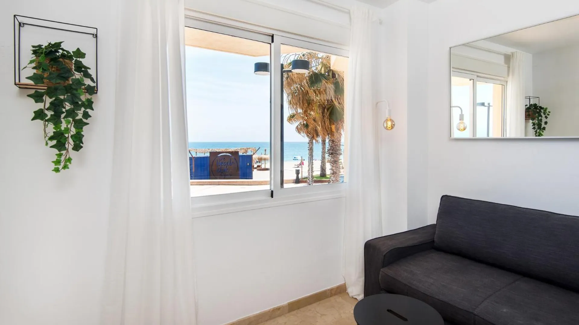 Madeinterranean Beach- Higueron Front Line Apartment فوينخيرولا